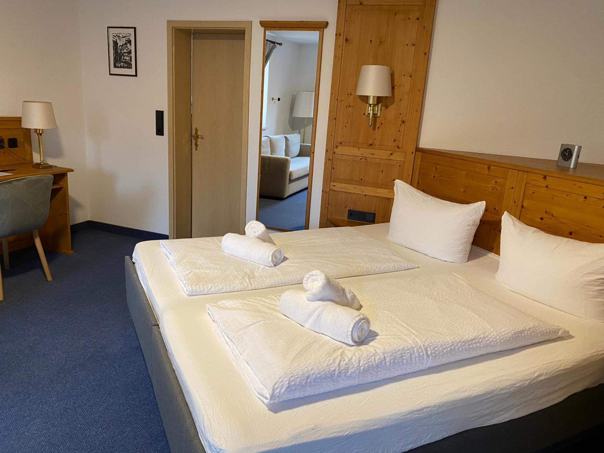 Gasthof Zum Goldenen Schiff - Lehm, Stil & Altstadtflair มาร์คท์ไบรท์ ภายนอก รูปภาพ