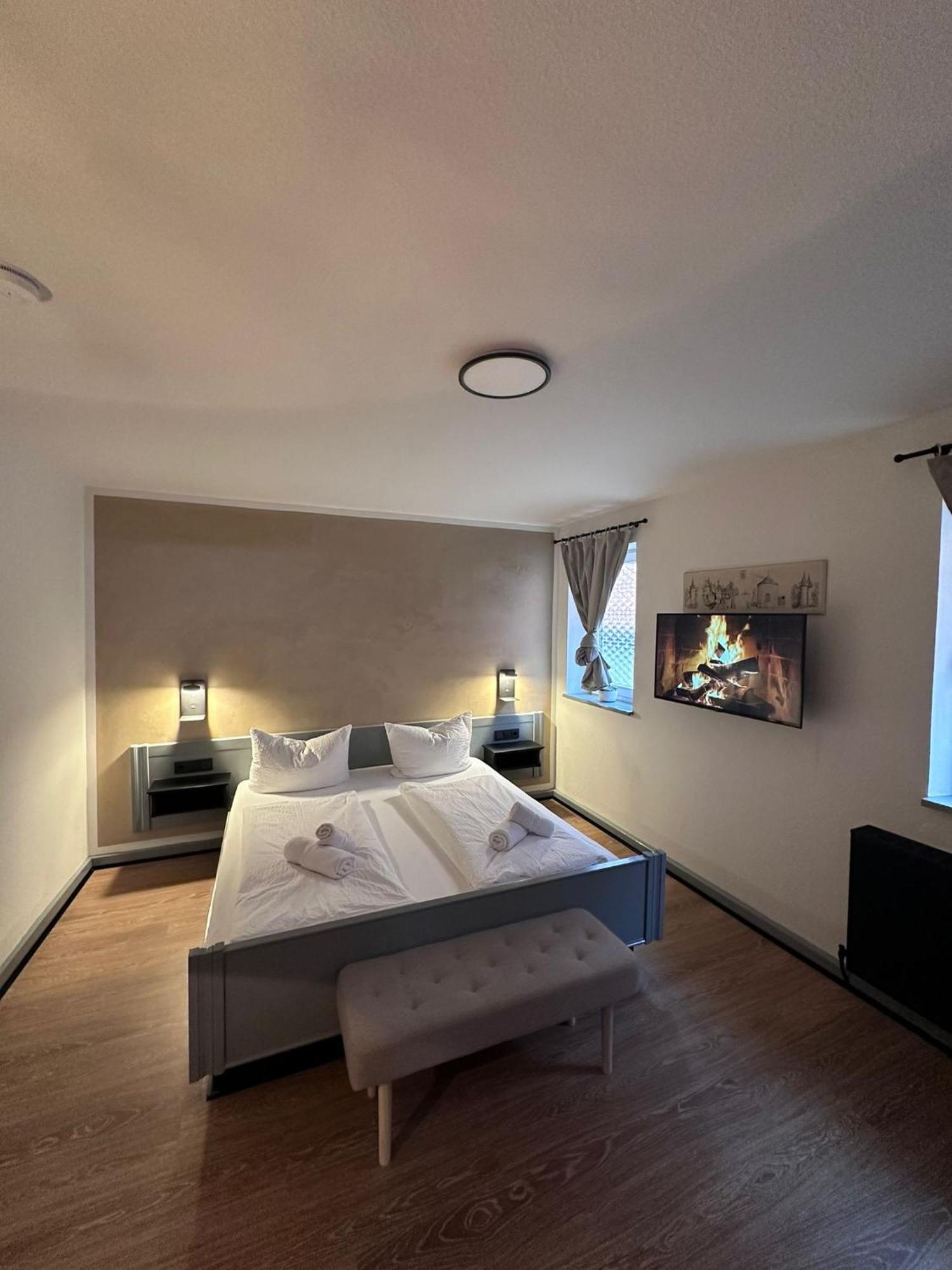 Gasthof Zum Goldenen Schiff - Lehm, Stil & Altstadtflair มาร์คท์ไบรท์ ภายนอก รูปภาพ
