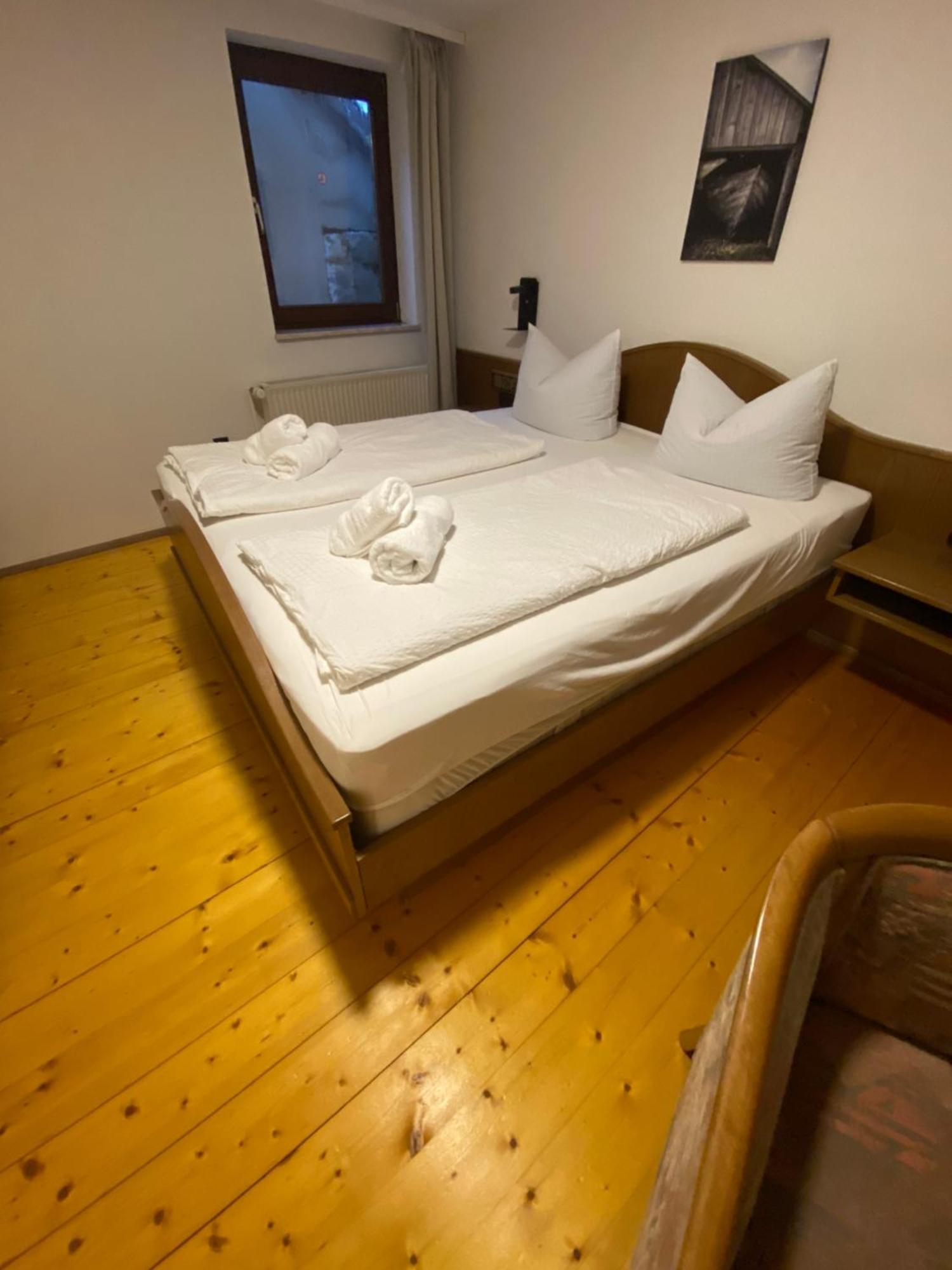 Gasthof Zum Goldenen Schiff - Lehm, Stil & Altstadtflair มาร์คท์ไบรท์ ภายนอก รูปภาพ